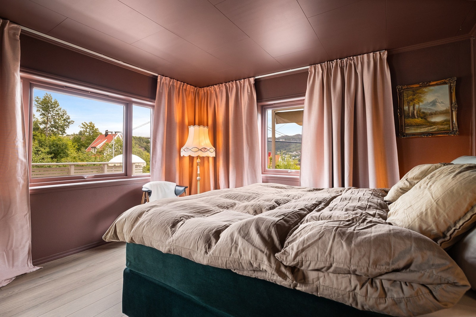 Rikelig med vindusflater er gjennomgående i boligen. Galleribilde