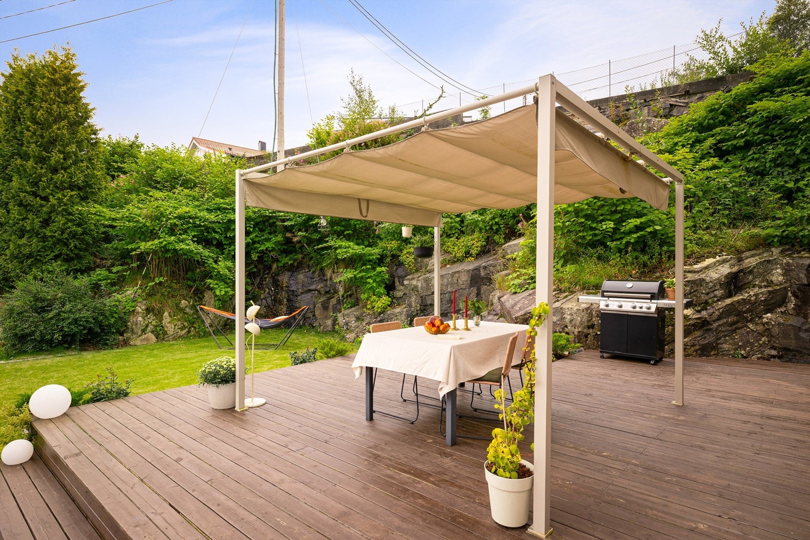 Hagen er pent opparbeidet med plen og terrasse på flere nivåer. Galleribilde
