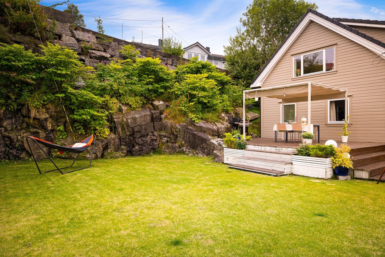 Stor og flat gressplen som egner seg godt for barnefamilier. Galleribilde