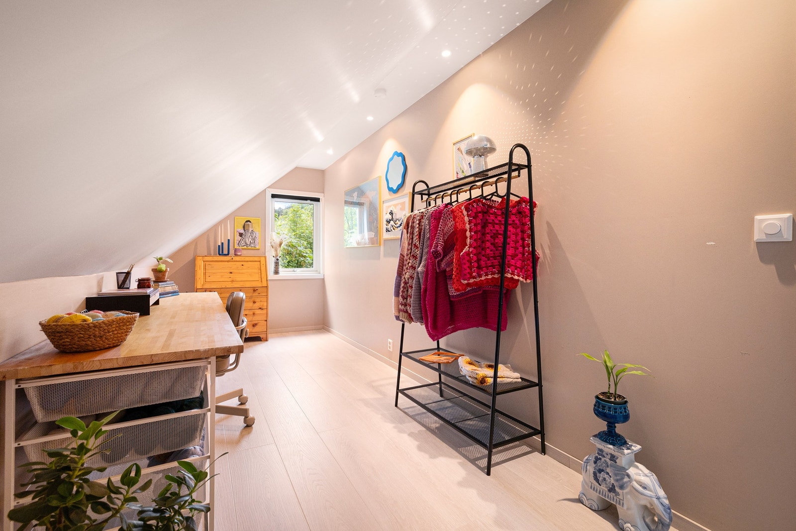Fleksibelt areal i toppetasjen, egnet som soverom, kontorplass, lekerom og/eller omkledningsrom. Det er totalt fem soverom i boligen. Galleribilde