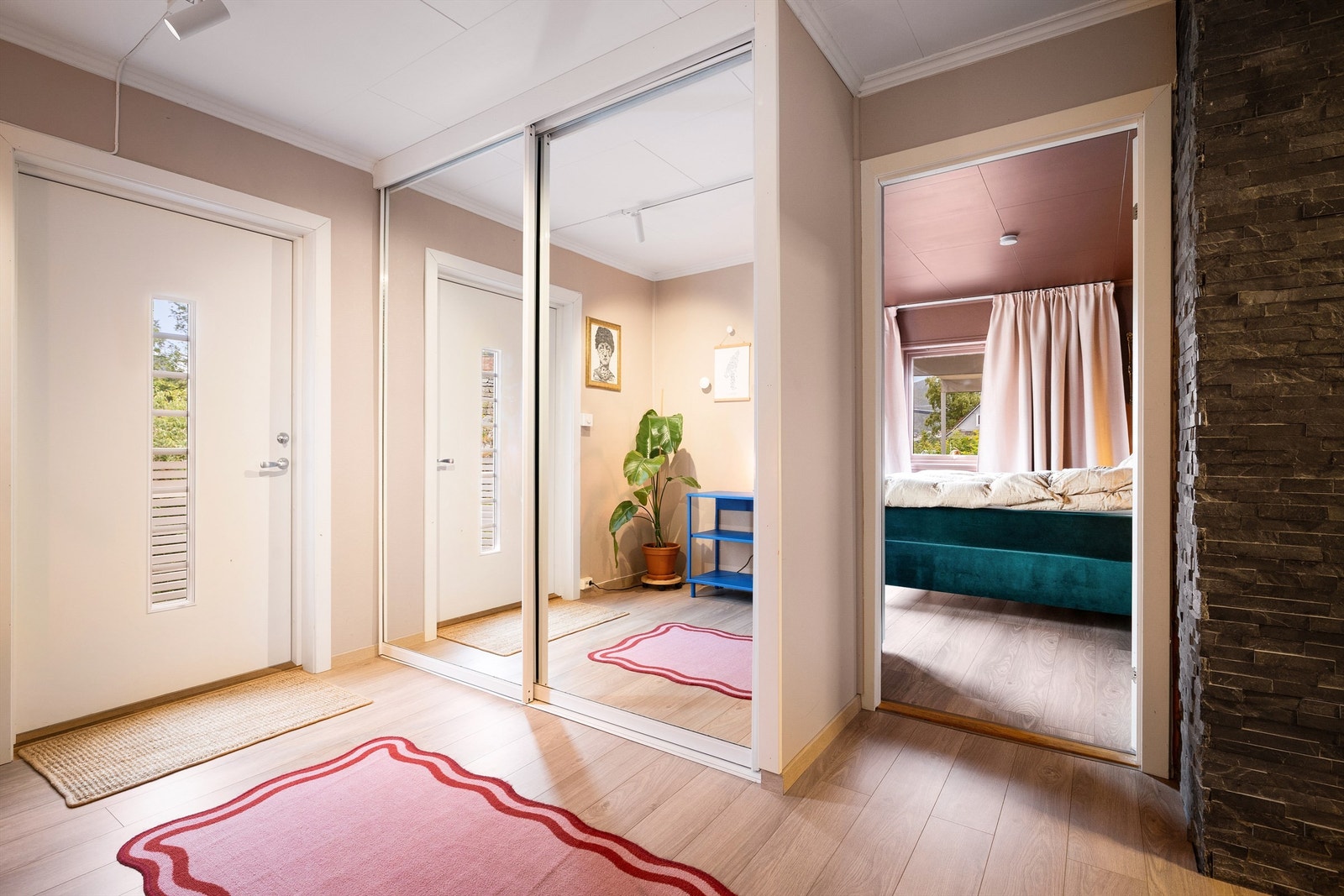 Skyvedørsgarderobe med speilfronter gir god oppbevaringsplass i entré. Galleribilde