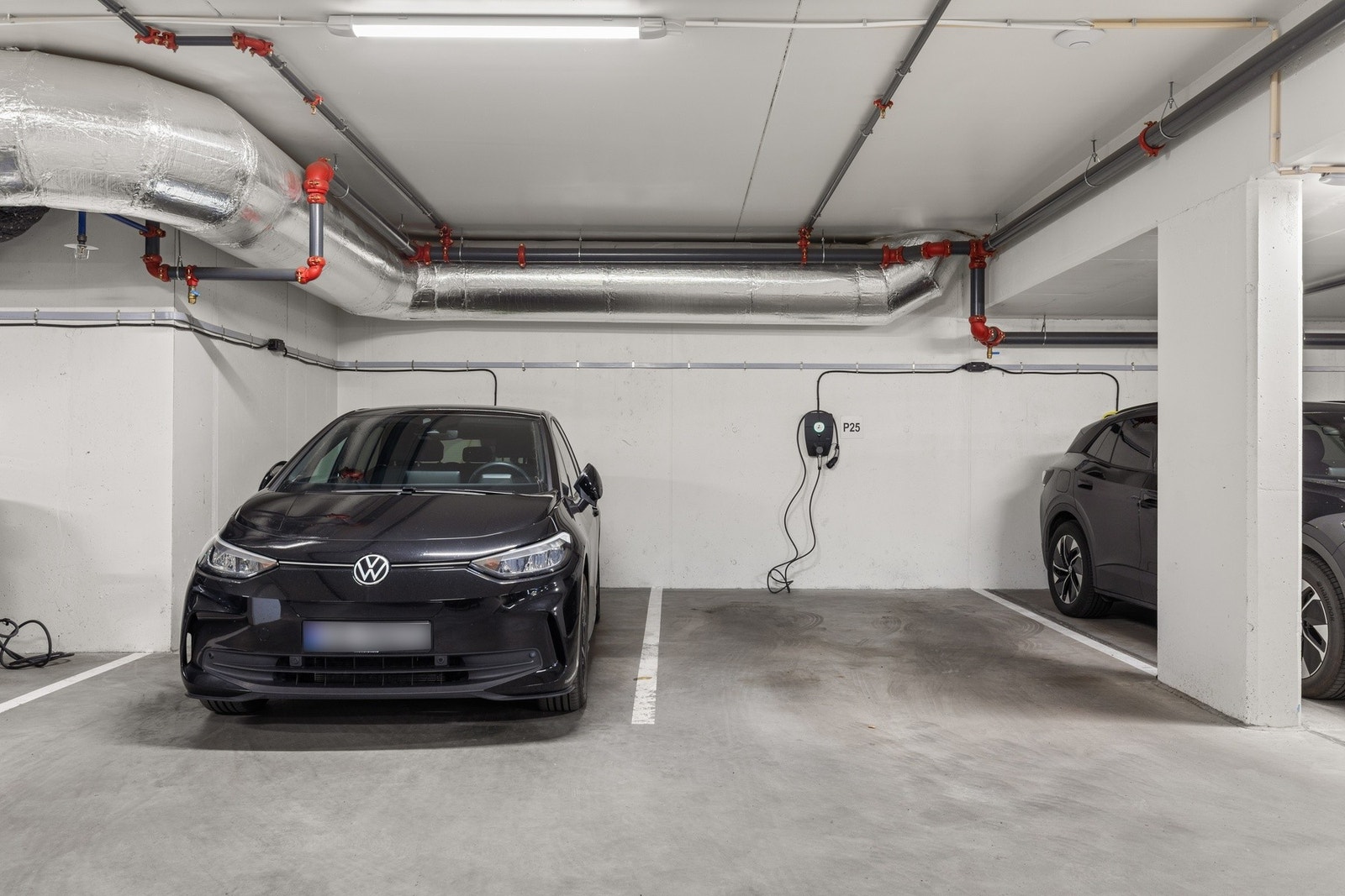 Boligen disponerer parkeringsplass med El-bil lader i kjelleretasjen, med enkel adkomst via heis. Galleribilde