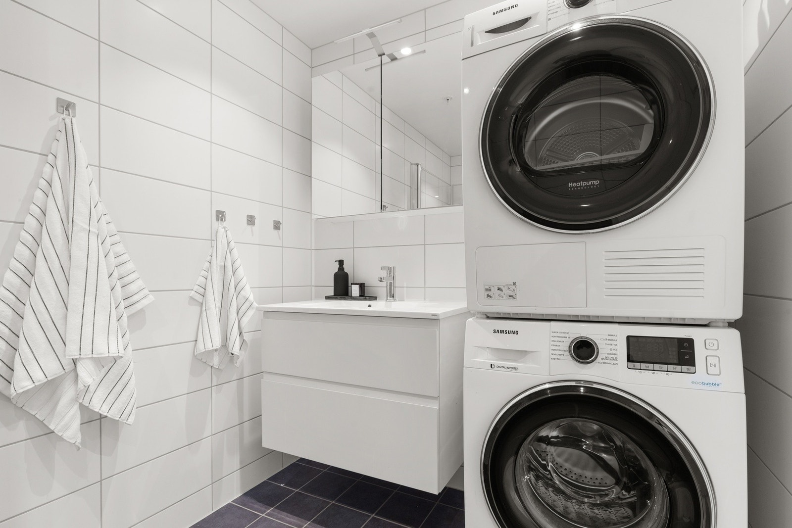 Det ene badet har også opplegg for vaskemaskin og tørketrommel. Galleribilde