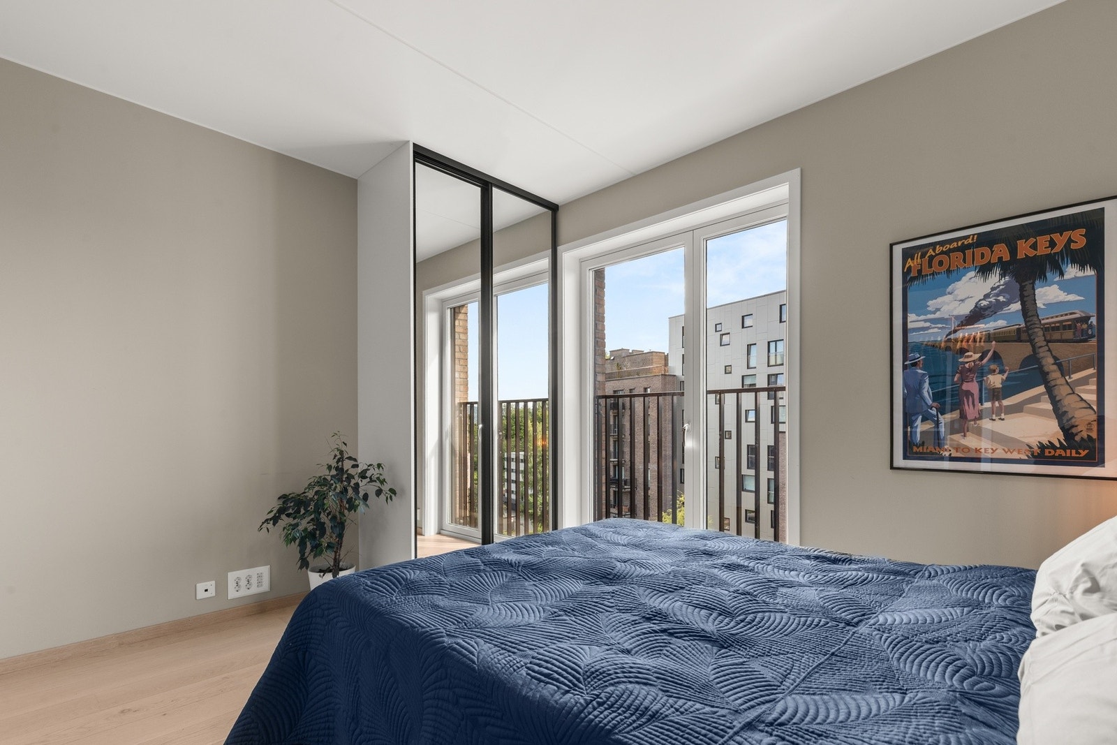 Hovedsoverommet har god plass til dobbeltseng og praktisk garderobeløsning med eget walk-in closet. Galleribilde
