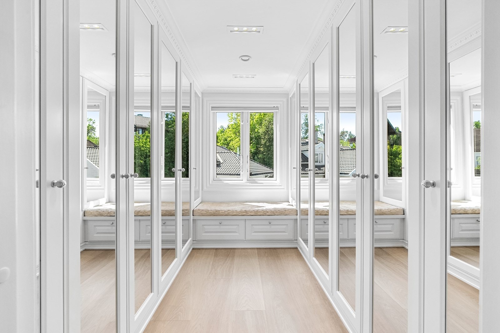 Boligen er utstyrt med flere walk in closets - his and hers Galleribilde