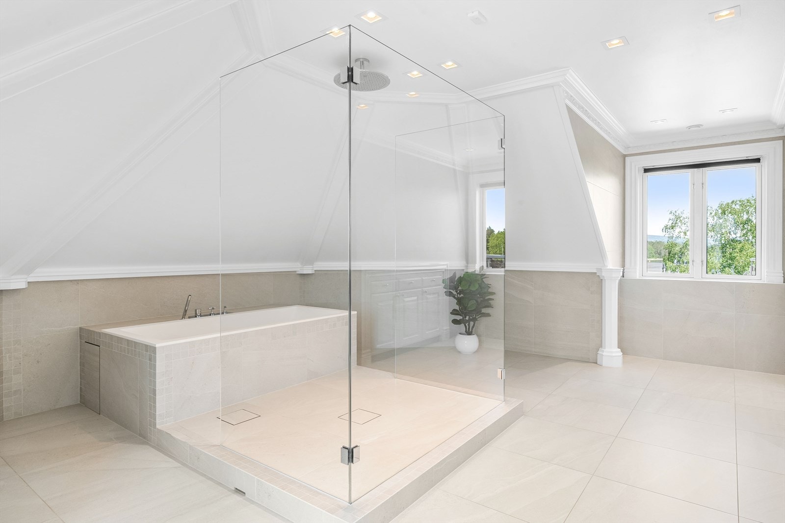 Boligen har flere flott bad. Her fra en suite bad i 3. etg Galleribilde