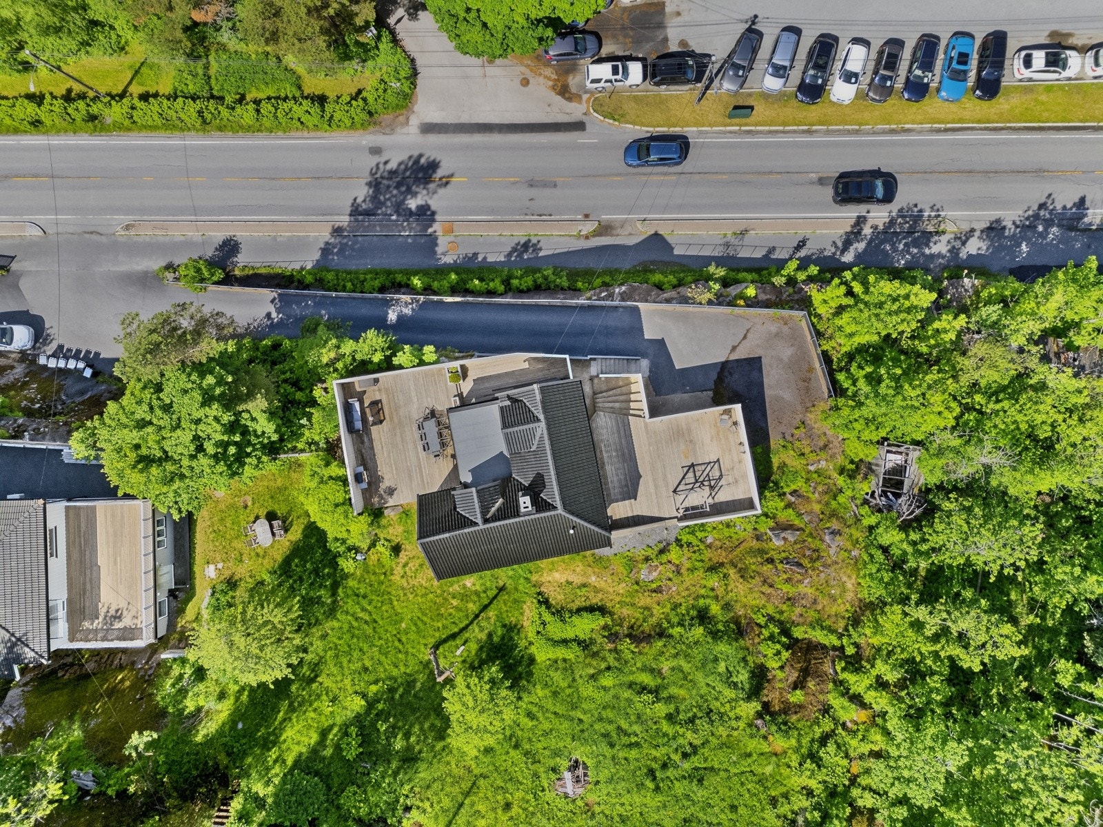 Ekstra uteplass over garasjen. Mot nord er det etablert en stor og flott terrasse på hele 72 kvm oppå garasjen. Dette gir en super utnyttelse av tomten og en perfekt, privat sone for hyggelige stunder. Galleribilde