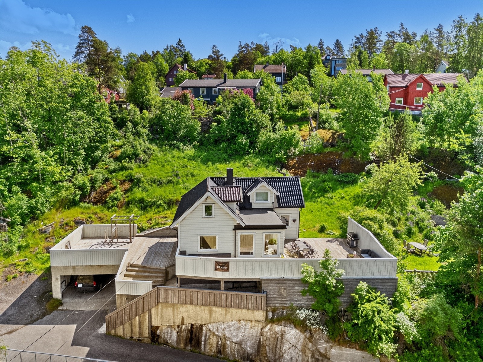 Fantastiske solforhold og enorm boltreplass. Boligen har en stor, syd- og vestvendt terrasse på hele 77 kvm. Her kan du nyte solen fra formiddag til kveld med god plass til flere sittegrupper, grill og solsenger. Galleribilde