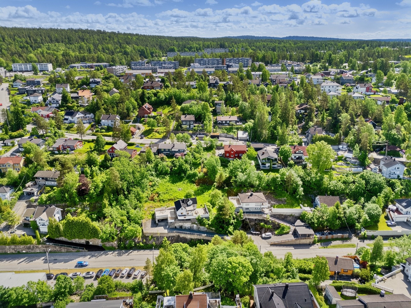 Skiveien 39 har gangavstand til Kolbotn sentrum, og med umiddelbar nærhet til offentlig kommunikasjon som buss, og 13 min. gange til Kolbotn Stasjon hvor også lokalt kjøpesenter med matbutikk, vinmonopol, legesenter, frisør, restauranter og kaféer ligger. Galleribilde