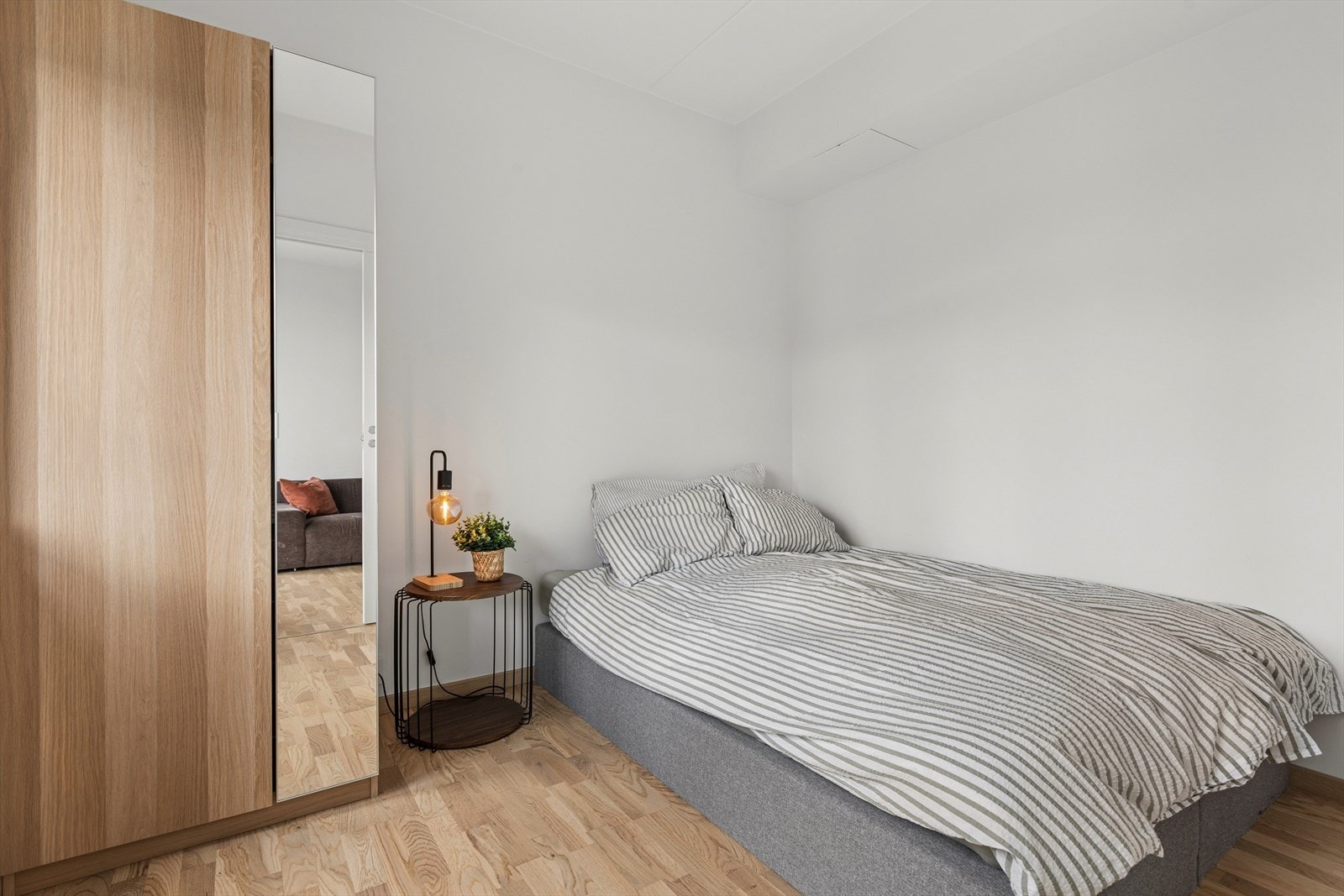 Soverom (7,1 m²) med gode lysforhold og plass til ønskelig møblement. Galleribilde