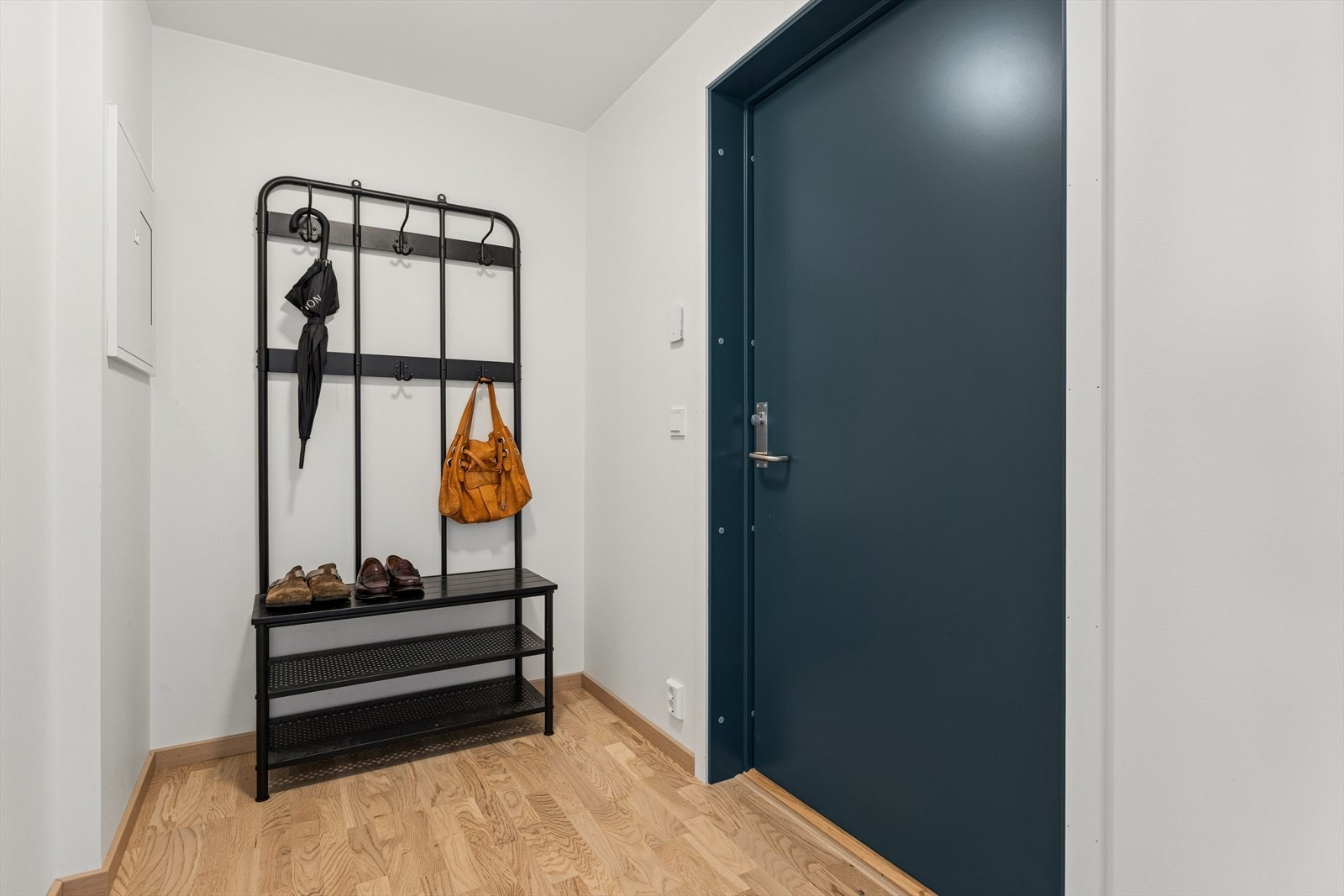 lys og fin entré (3,5 m²) med plass til garderobeskap for å henge fra seg yttertøy og sette fra seg sko. Galleribilde