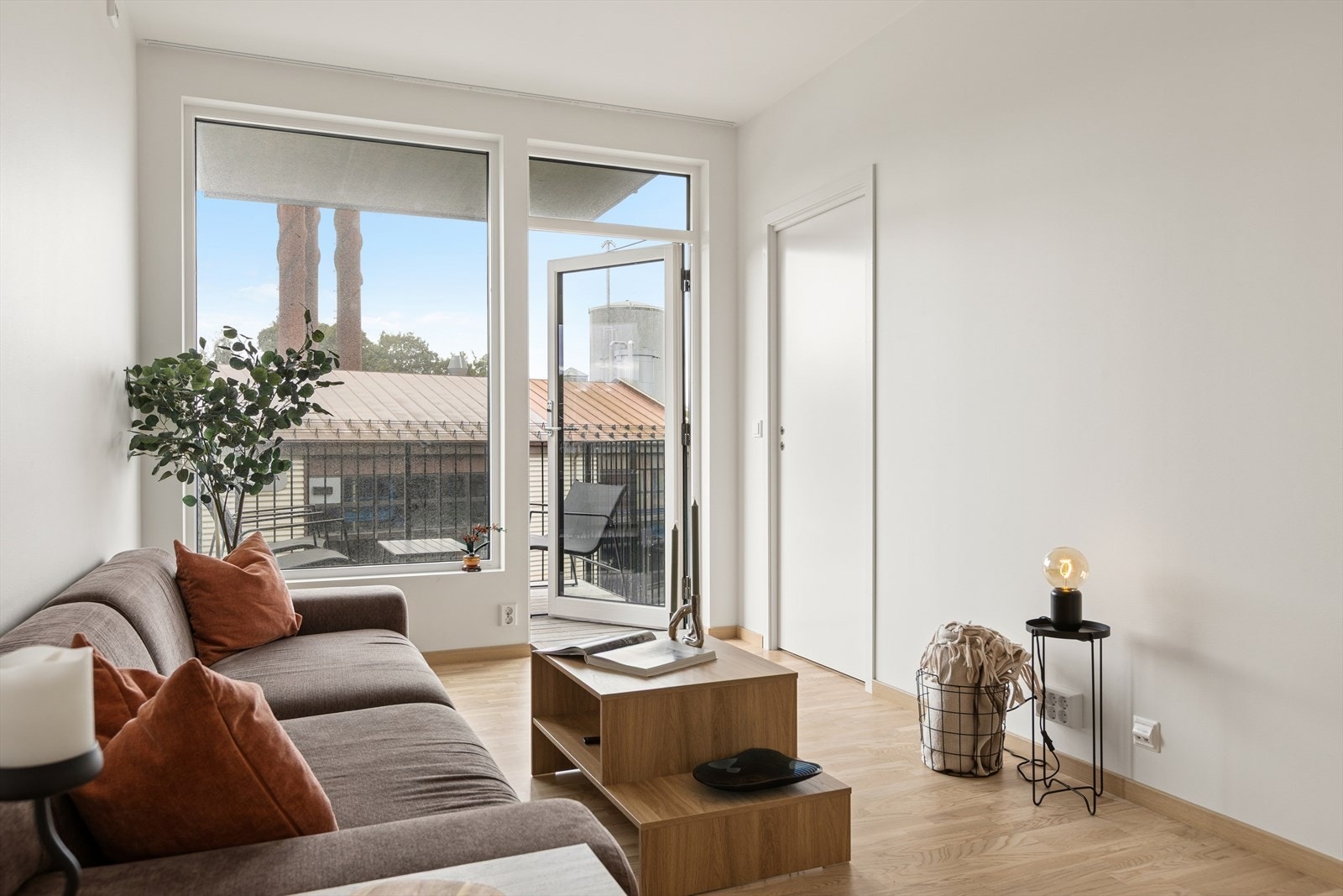 Åpen planløsning mellom stue og kjøkken på 20,2 m² gir en luftig og behagelig romfølelse, perfekt for både hverdagsliv og sosiale anledninger. Galleribilde