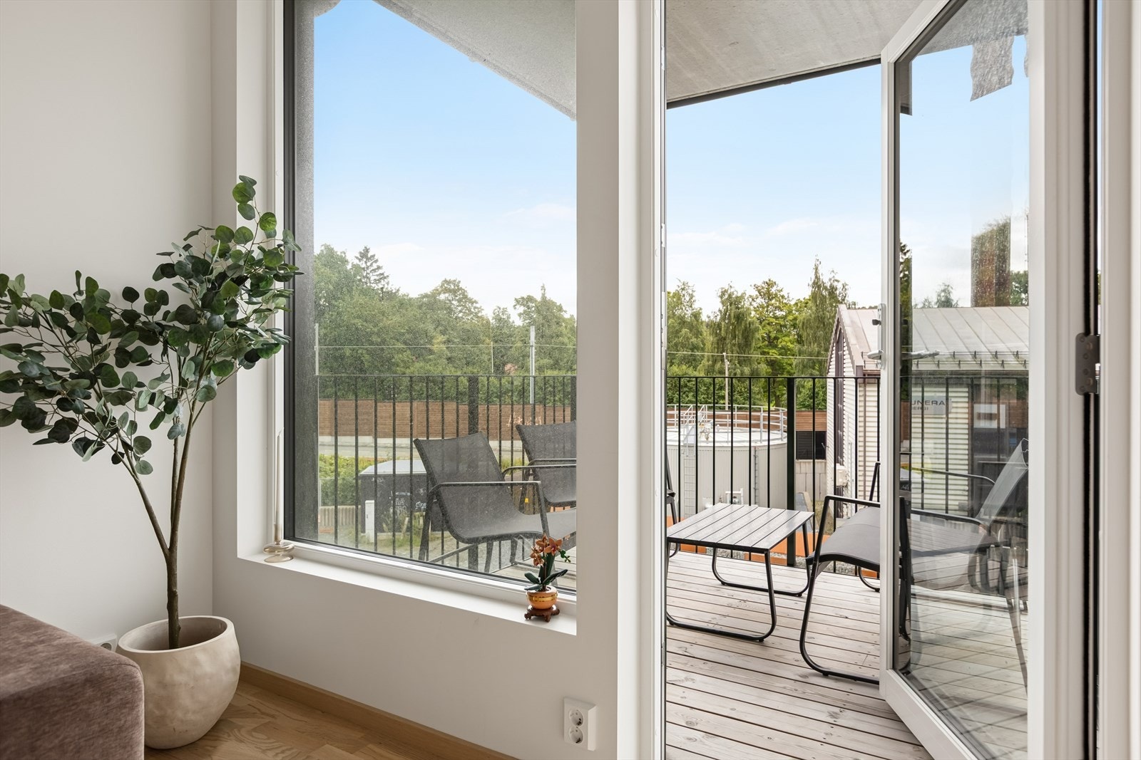 Utgang til romslig terrasse til stor glede på gode og varme sommerdager. Galleribilde