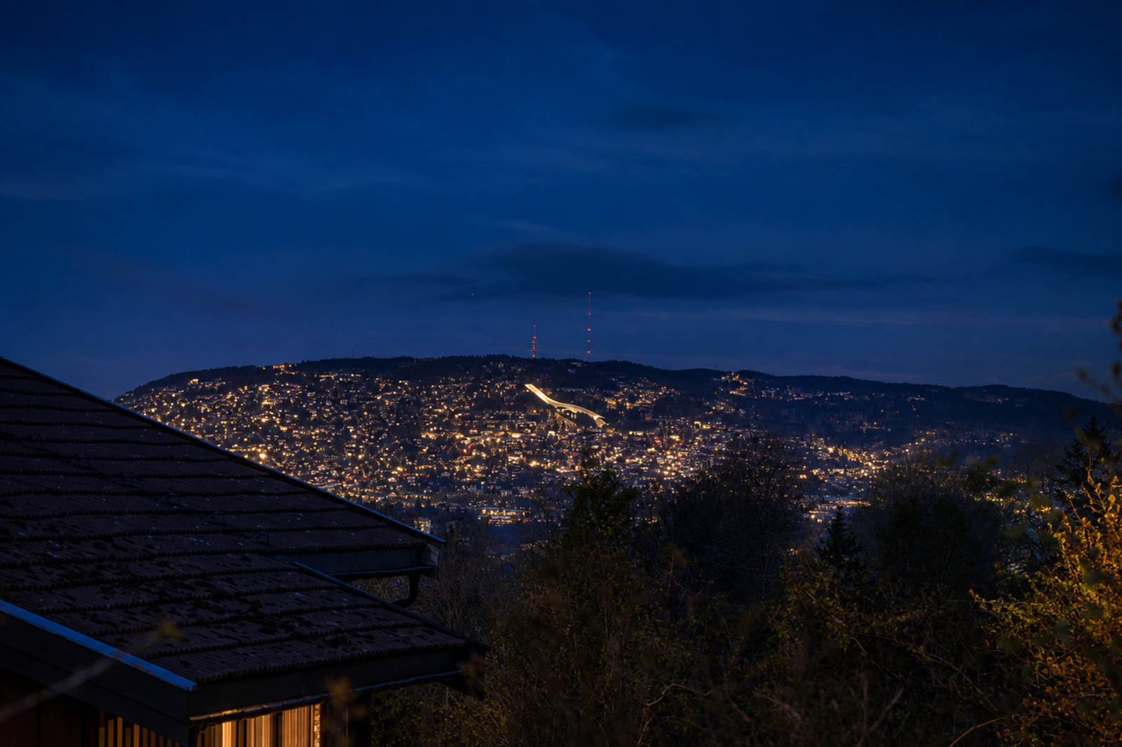 Den høye og vestvendte beliggenheten, ca. 169 meter over havet, byr på en spektakulær utsikt over Oslofjorden og Holmenkollen - et levende panorama som skifter karakter med lyset, været og årstidene, og som på kveldstid forvandles til et glitrende lyshav. Galleribilde