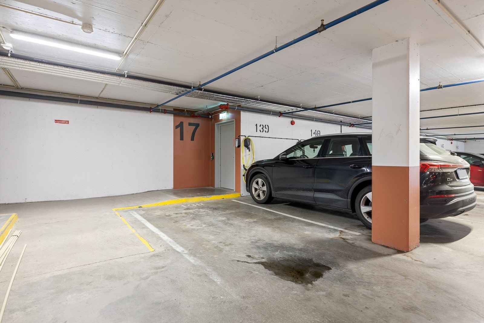 Leiligheten har en egen parkeringsplass i oppvarmet parkeringskjeller. Det er plass nummer 138 som tilhører leiligheten ifølge selger. Galleribilde