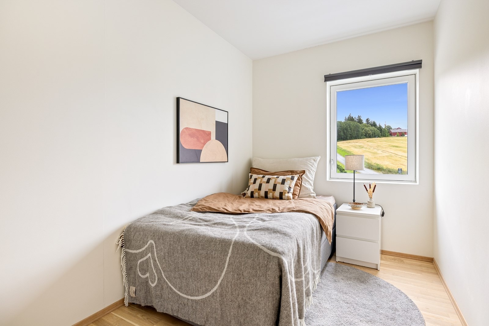 Leiligheten har to lune og behagelige soverom. Det minste soverommet er på 7,5 m². Rommet egner seg godt til f.eks. soverom, kontor, gjesterom eller treningsrom. Galleribilde