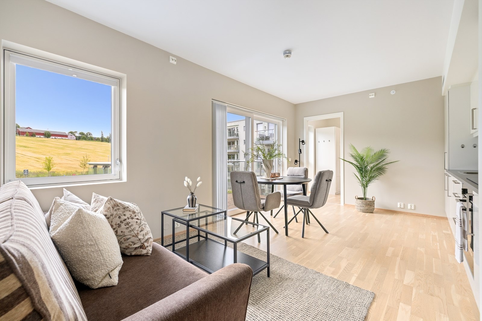 Boligens samlingspunkt består av en åpen løsning mellom kjøkken og stue på 18,5 m². Stue er opp i den lyse og populære fargetonen "Soothing beige". Galleribilde