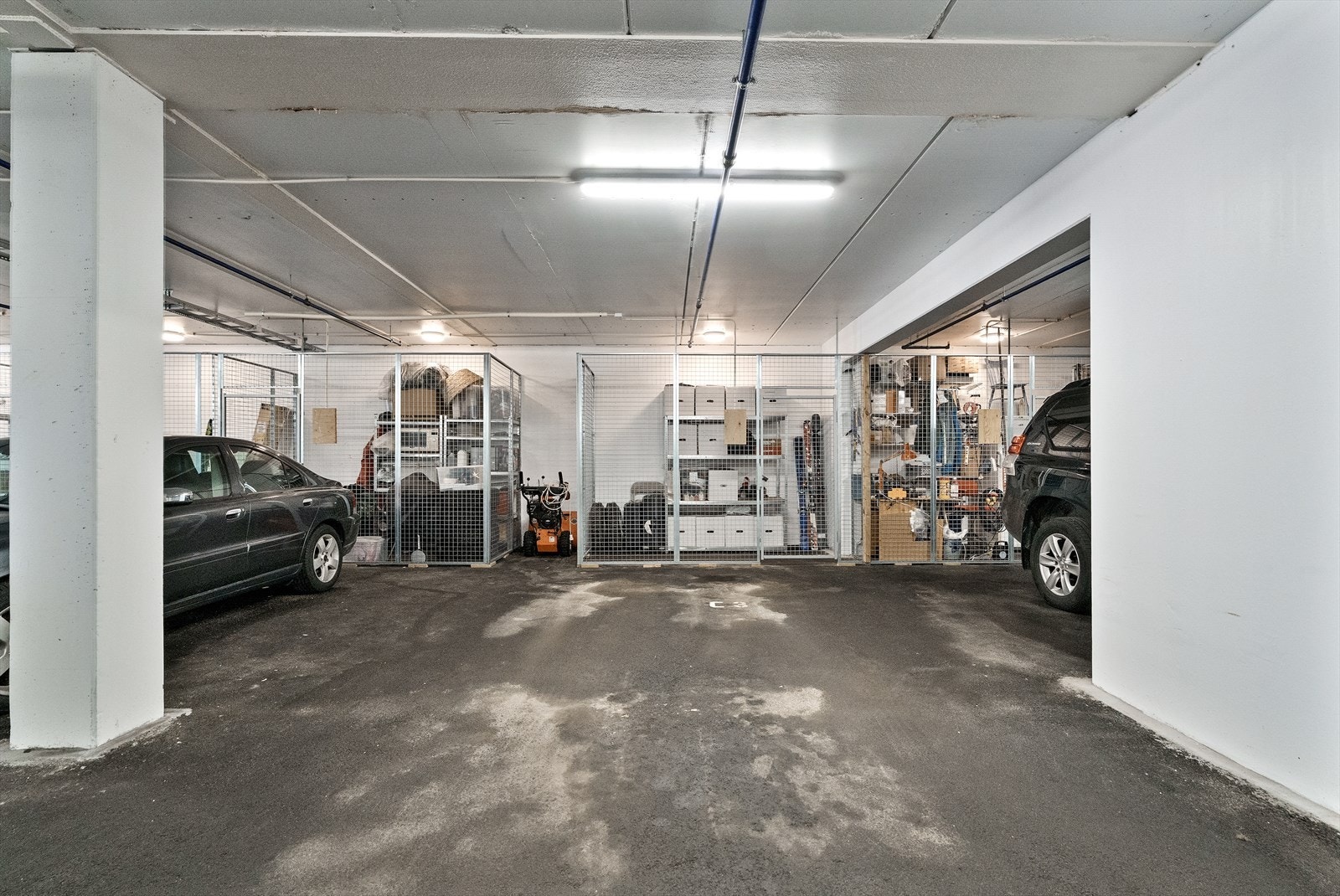 - Seksjonen har bruksrett til bod i kjeller på ca 5m2 samt parkeringsplass i garasje - Galleribilde