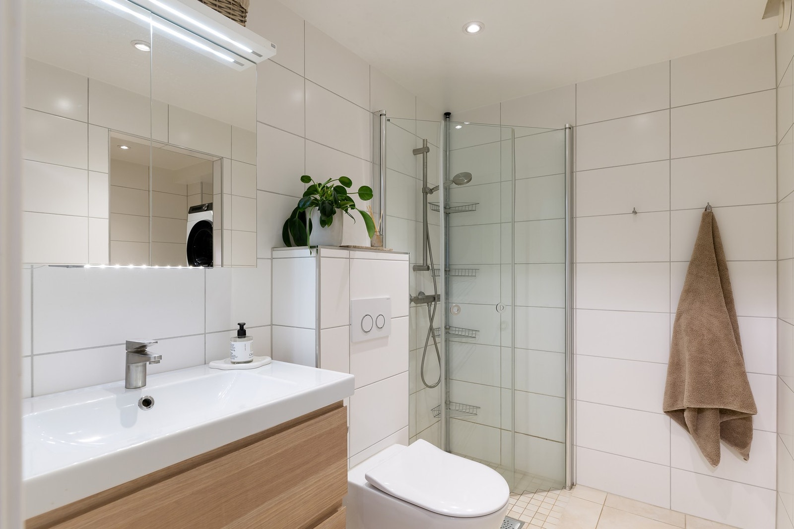 Badet fra 2015 har flislagte vegger og gulv, varmekabler og downlights i himlingen Galleribilde