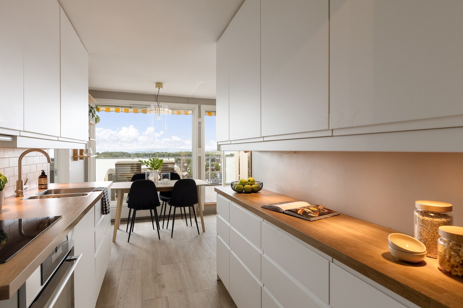 Moderne IKEA-innredning fra 2017 med laminat benkeplate, komfyrvakt og Waterguard med magnetventil Galleribilde