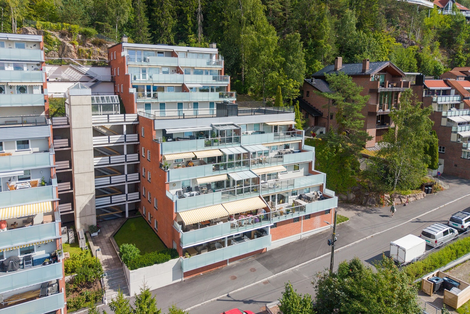 Det medfølger egen garasjeplass i garasjeanlegget. På plassen er det låsbare oppbevaringsskap, og det er mulighet for etablering av elbillader Galleribilde