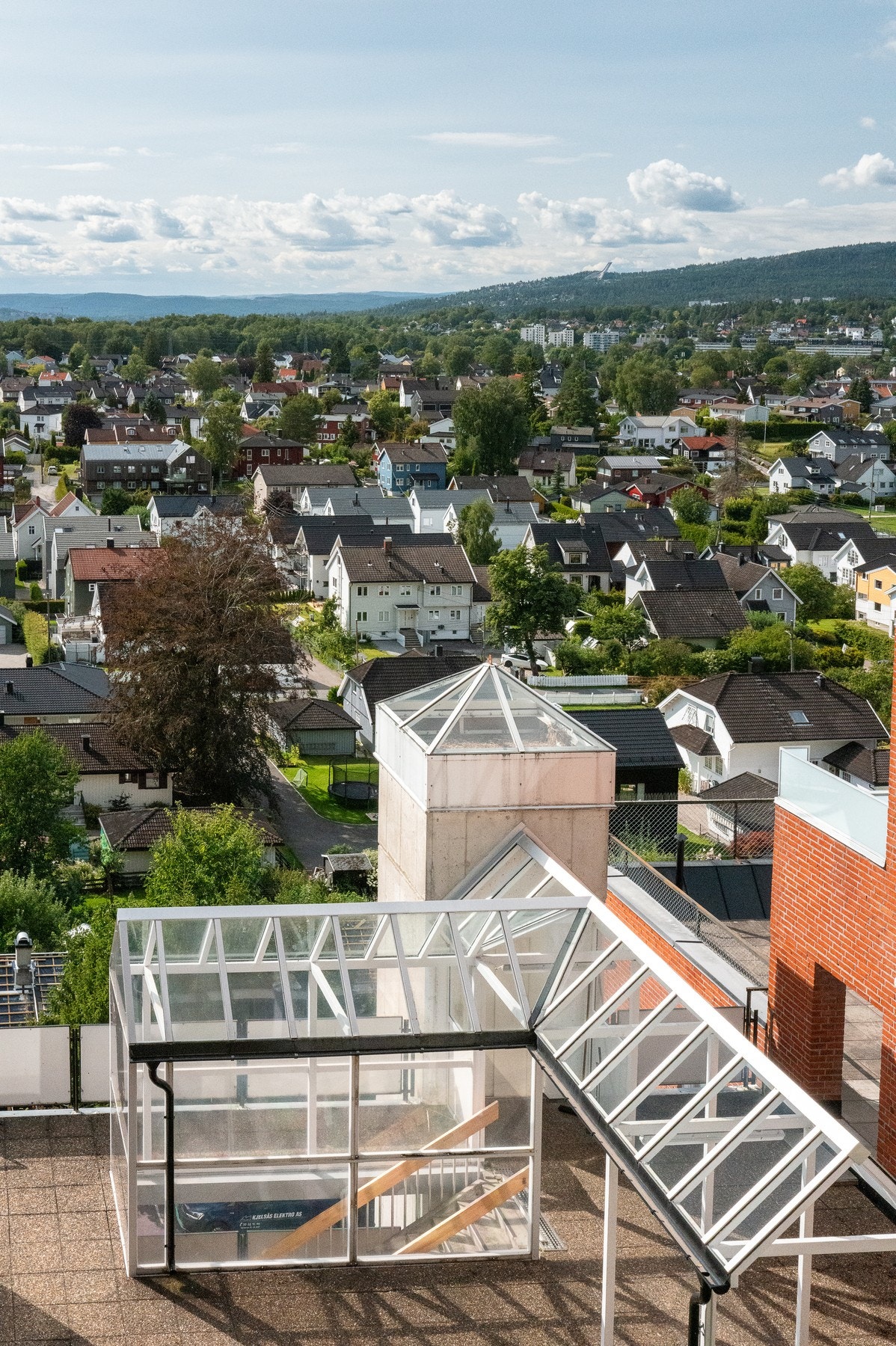 Det er heisadkomst til 6. etasje, med trapp videre til leiligheten Galleribilde