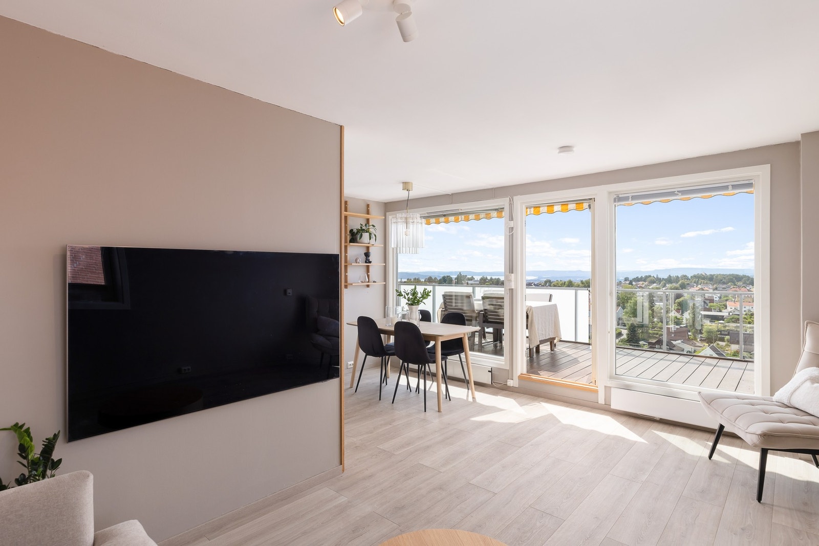 Store vindusflater slipper inn rikelig med dagslys Galleribilde