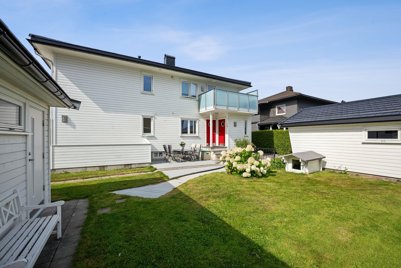 Egen privat uteplass med direkte tilknytning til boligen, omgitt av et hyggelig og velholdt fellesareal. Galleribilde