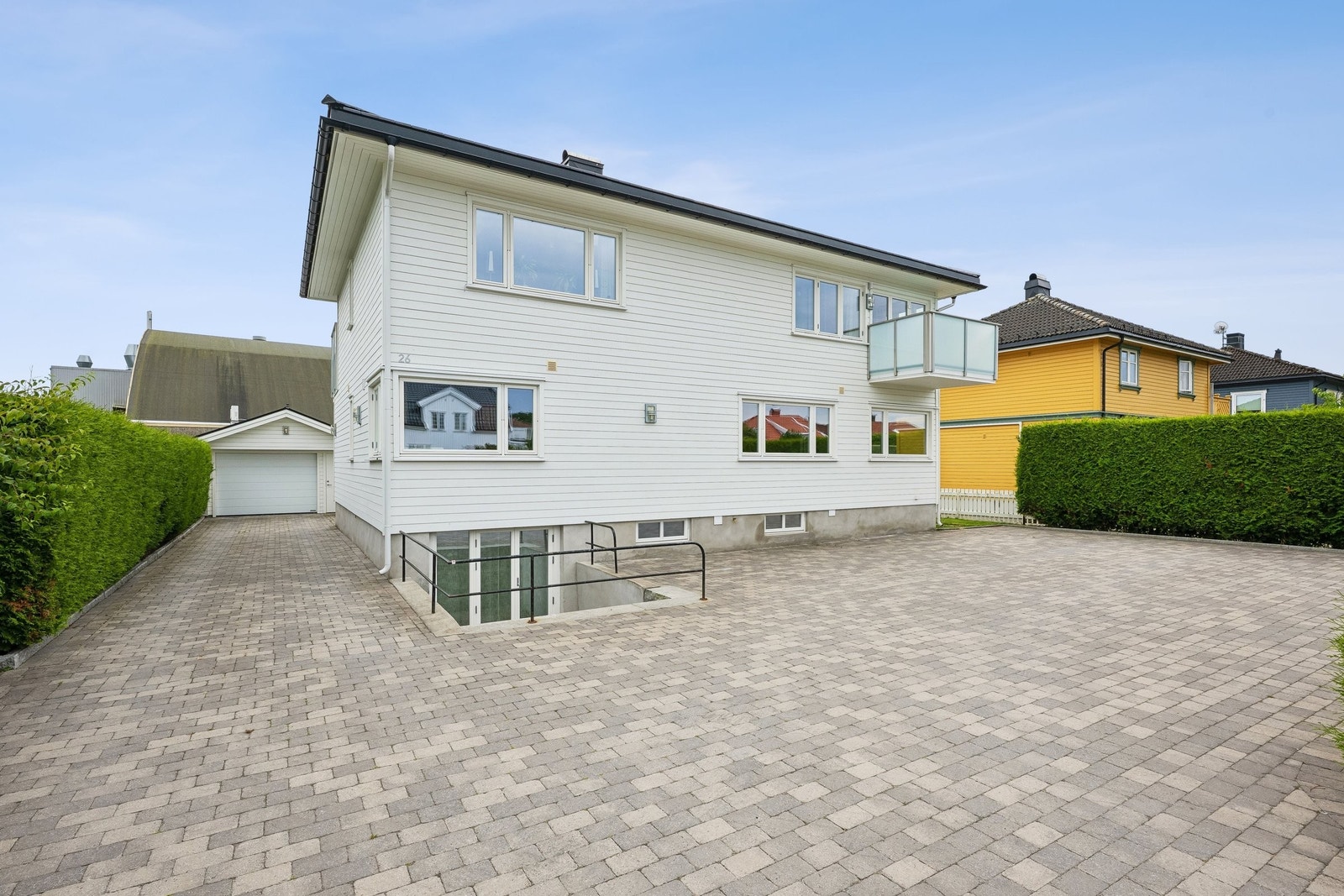 To private parkeringsplasser og en romslig, pent opparbeidet gårdsplass – god plass både til biler og gjester. Mulighet for elbil lader. Galleribilde