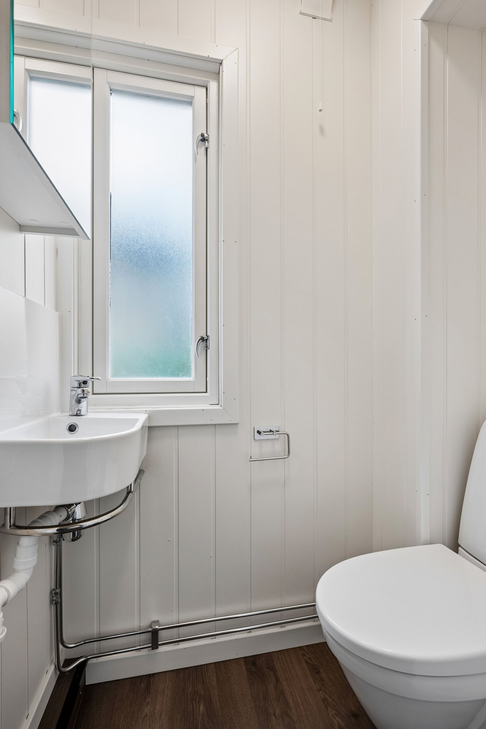 Wc med håndvask. Galleribilde