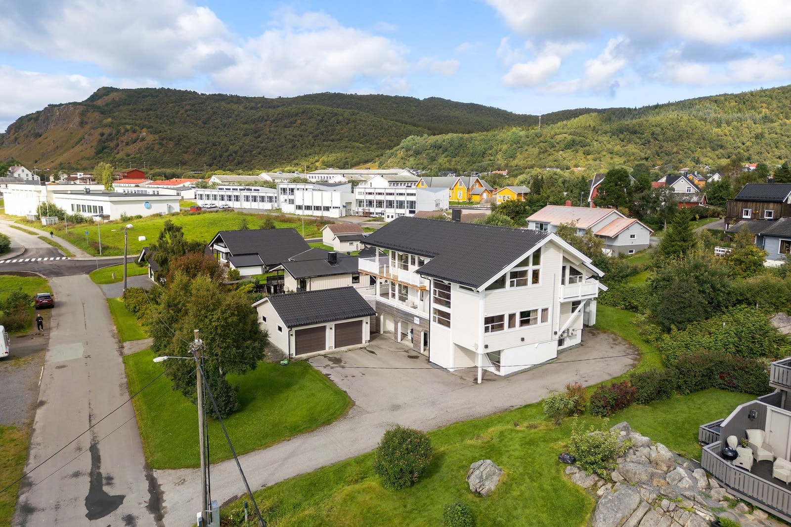 Boligen består av to separate seksjoner, hvor den ene er fordelt over to plan og den andre over tre plan. Galleribilde
