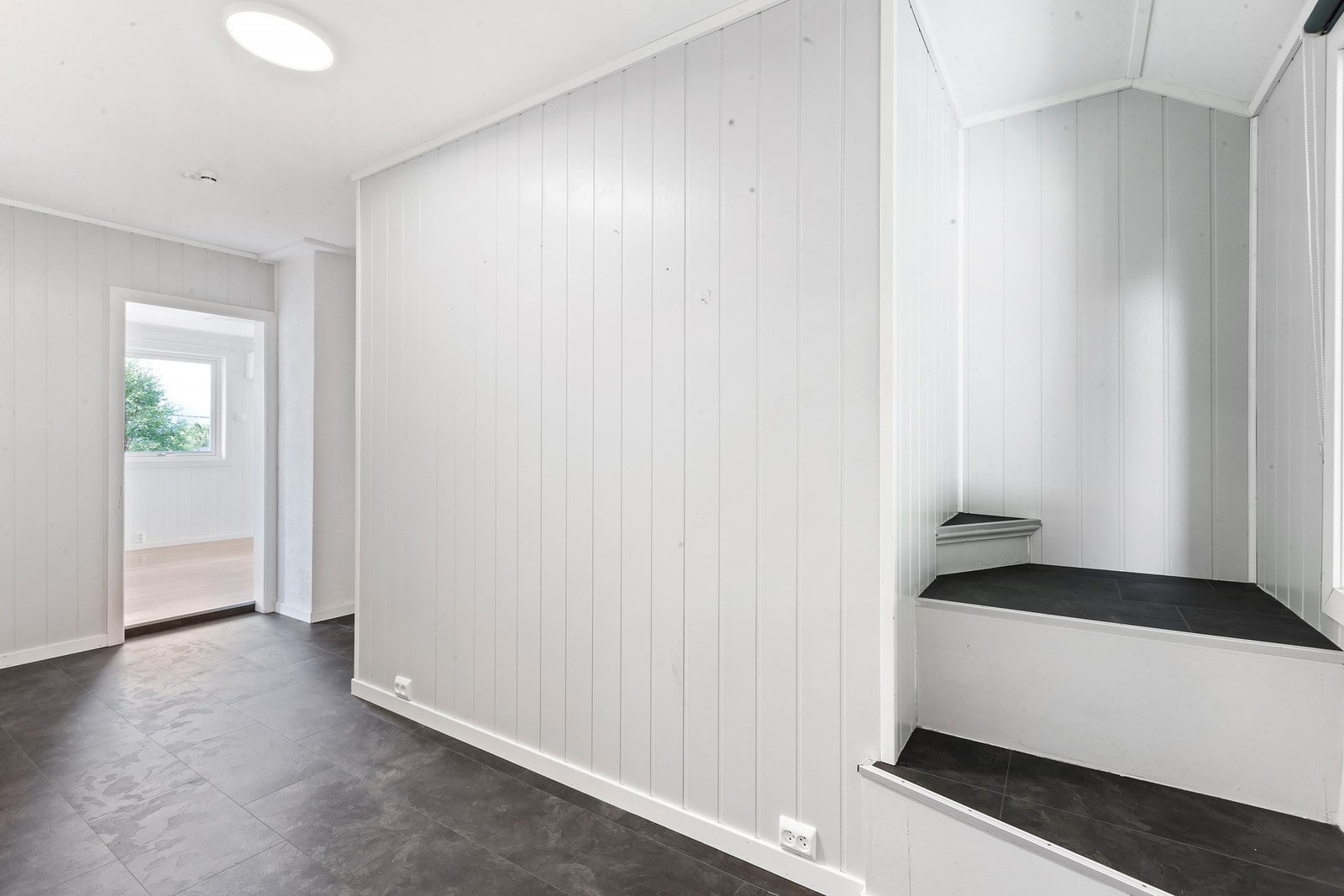 Bli med inn i seksjon nr. 2. Funksjonelt vindfang med gode muligheter for oppbevaring av yttertøy og sko. Galleribilde