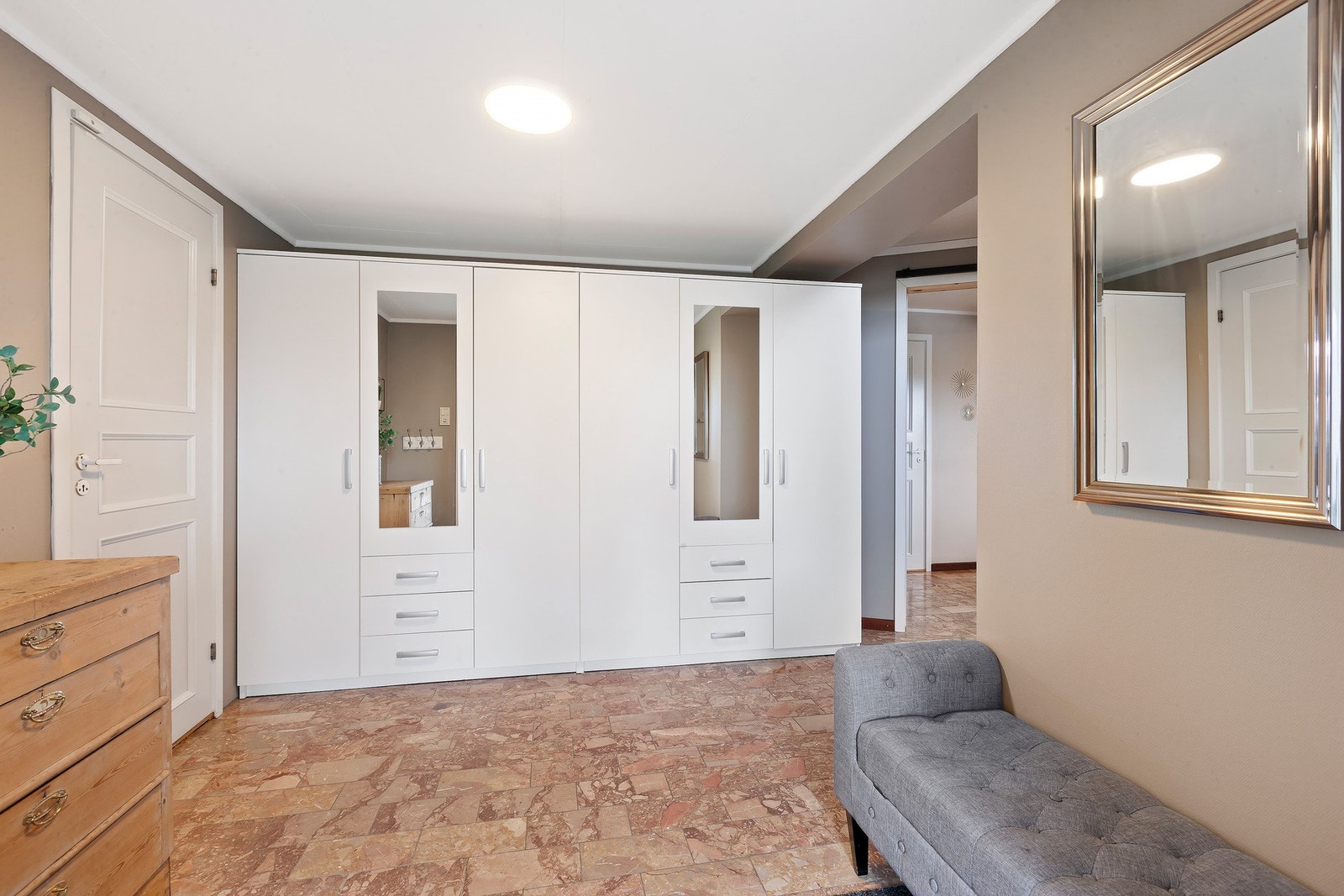 Velkommen til seksjon nr. 1. En praktisk og innbydende entré med god plass til garderobeløsning. Galleribilde