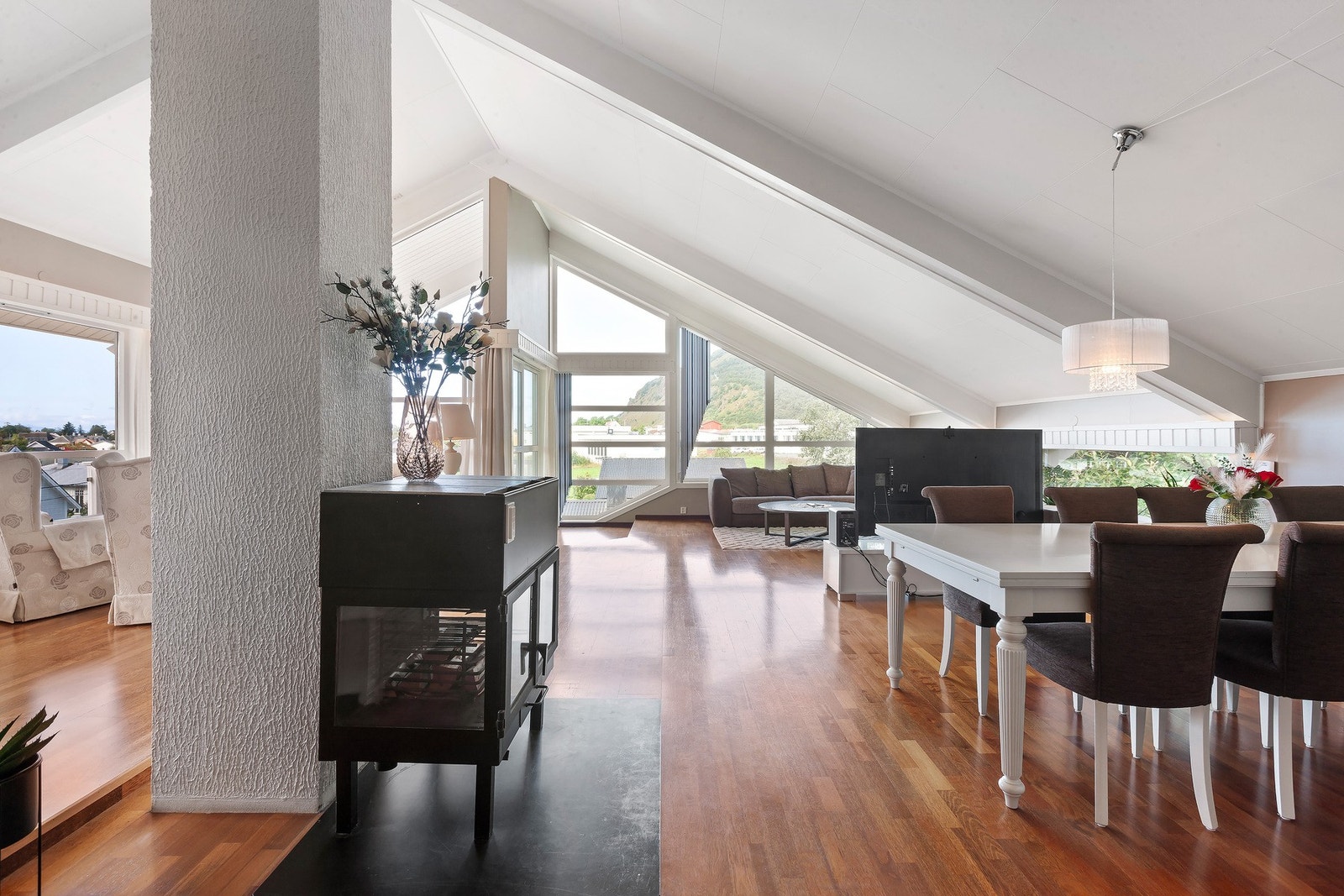God plass til spisebord, med en naturlig plassering i tilknytning til stuen. Galleribilde