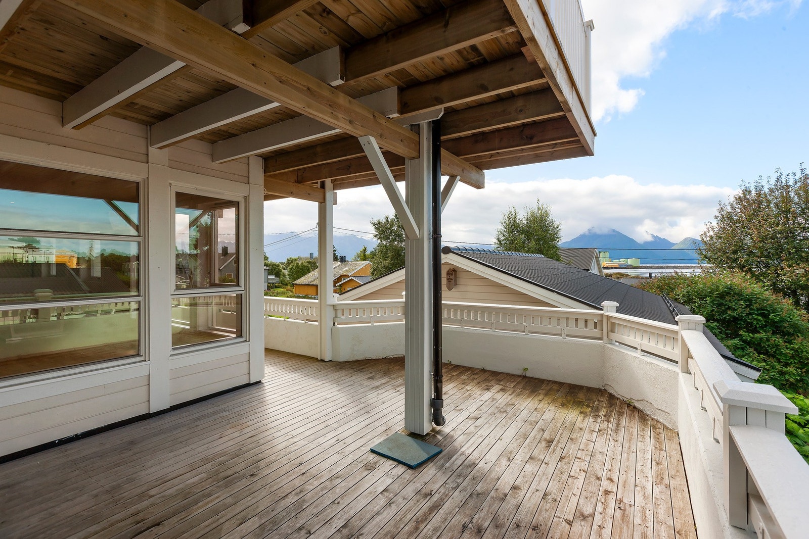 Veranda tilhørende seksjon 2 med god plass til utemøbler og grill. Galleribilde