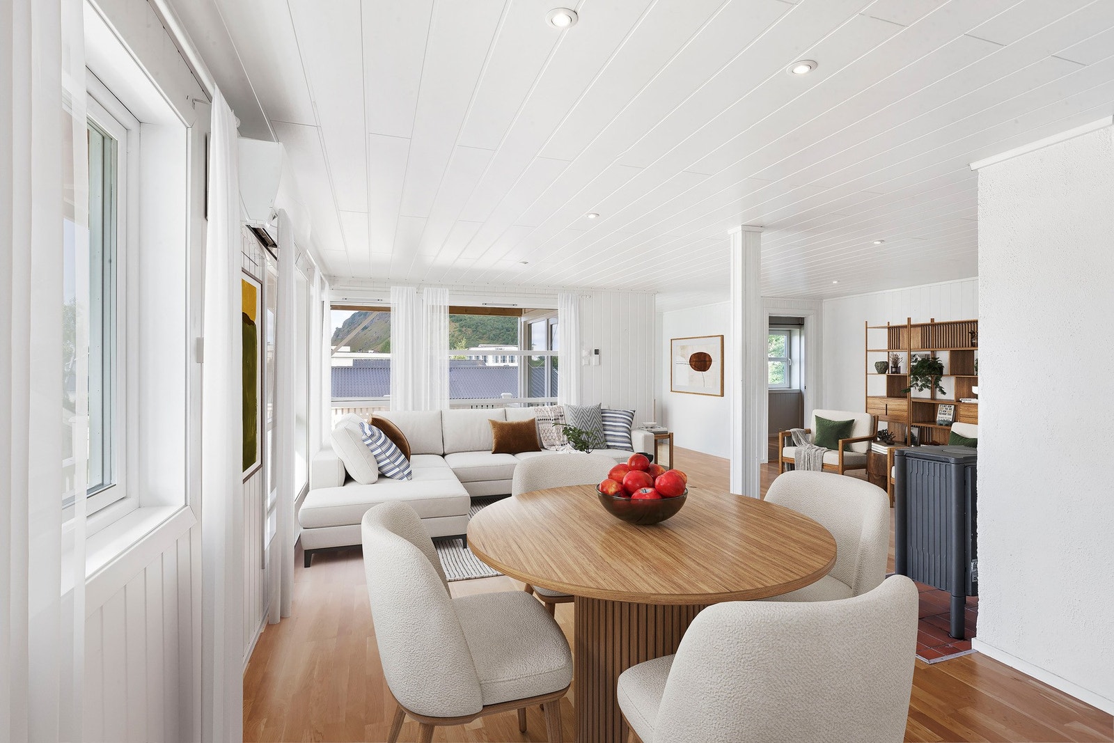 Lys og pen stue med plass til sofagruppe, spisebord og annet møblement. Bildet er digitalt stylet. Galleribilde