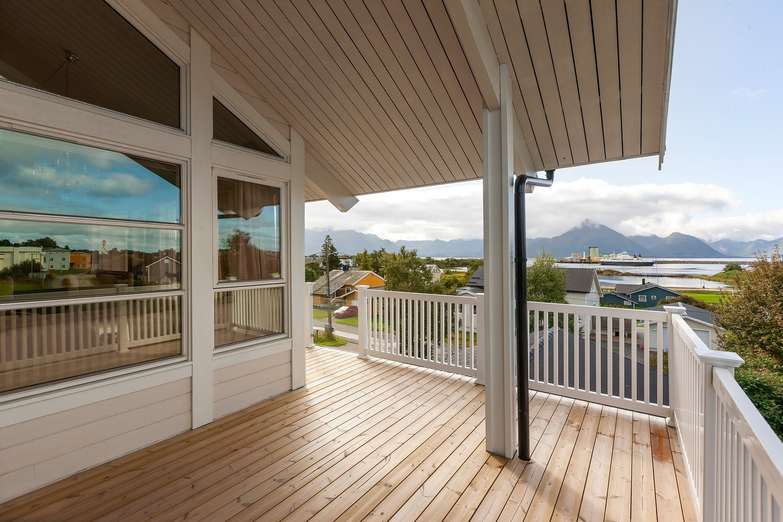 Veranda tilhørende seksjon 1 byr på en flott utsikt mot fjord og fjell. Galleribilde
