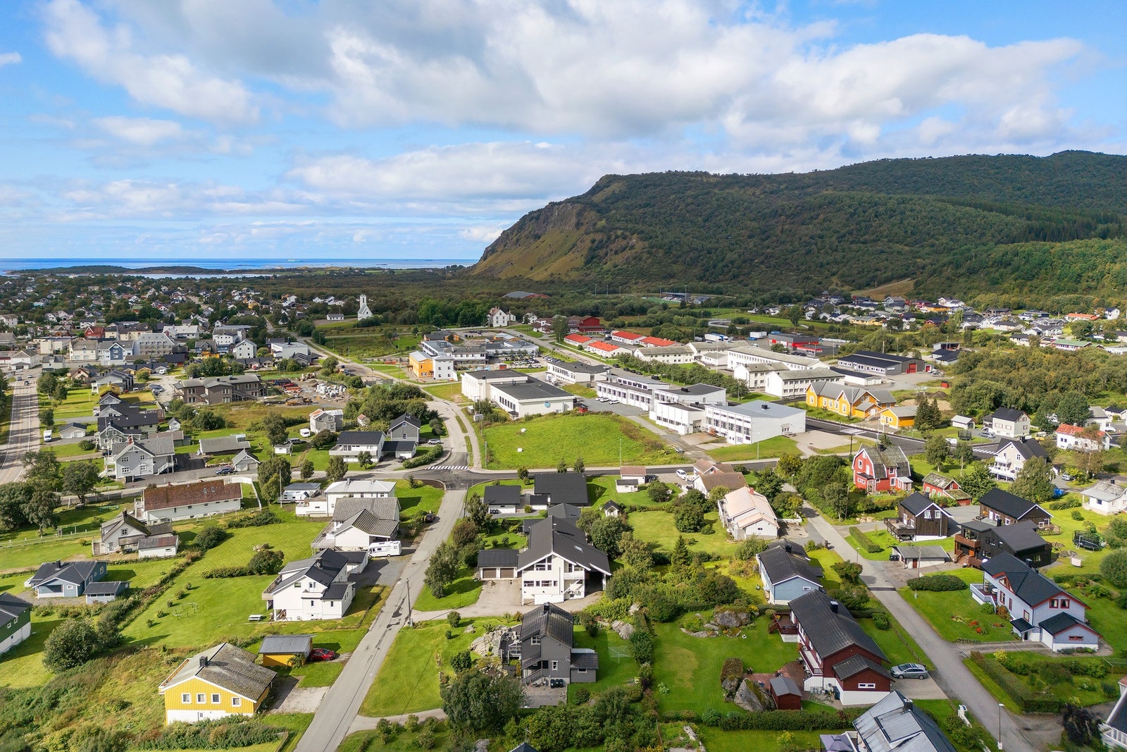 Beliggenheten er både attraktiv og sentral, med lite gjennomgangstrafikk og kort gangavstand til barnehage, skole, svømmehall, fotballhall, butikker og øvrige servicetilbud. Galleribilde