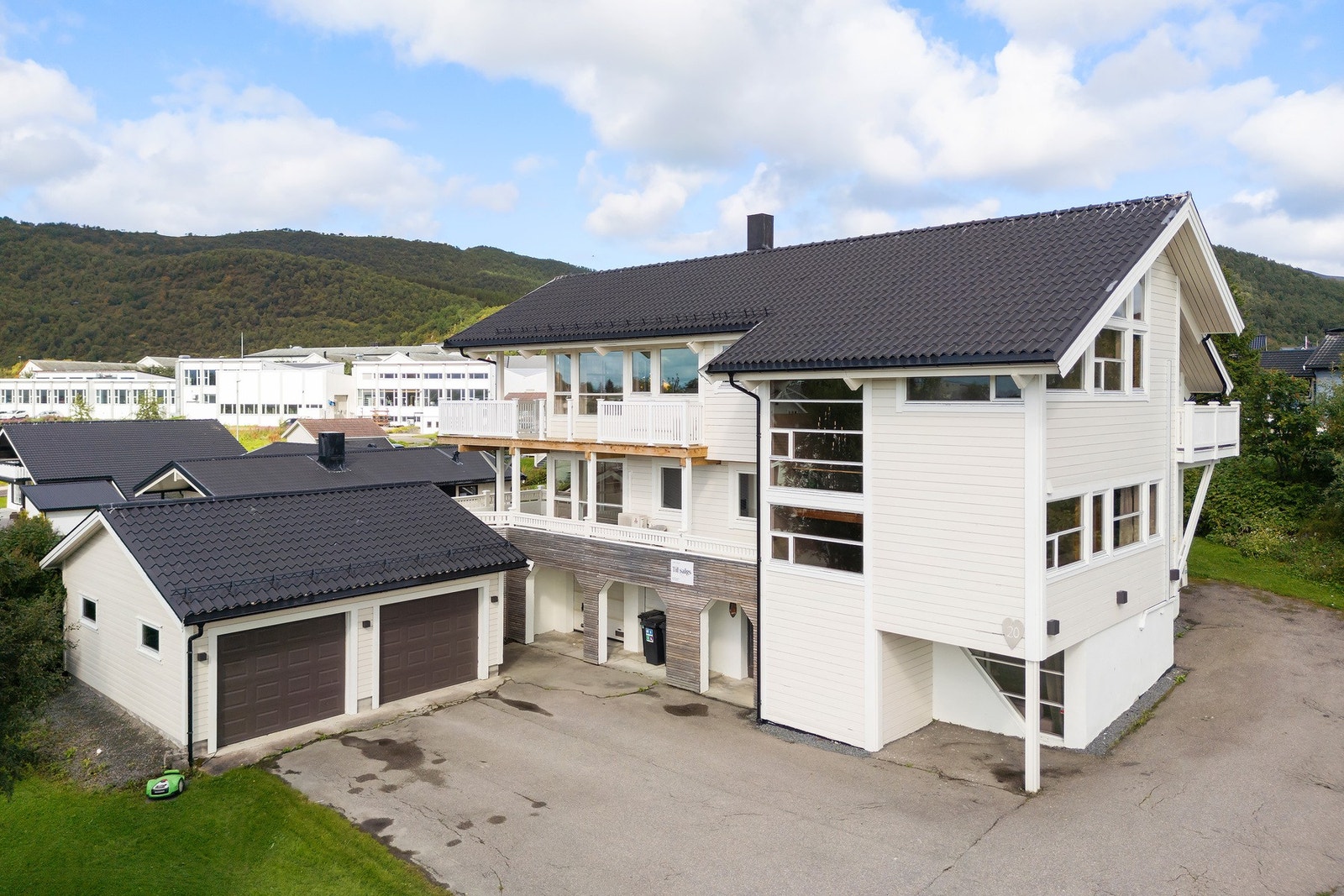 Eiendommen består av tomannsbolig, en frittstående dobbelgarasje og en integrert garasje. Galleribilde