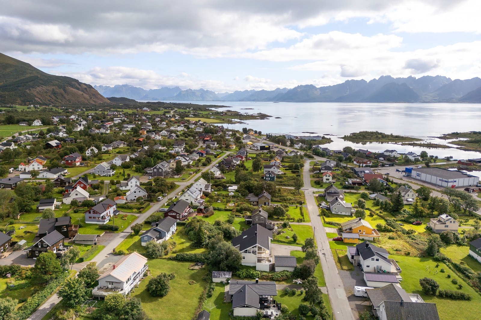 Eiendommen ligger i et rolig, familievennlig og etablert boligområde like øst for Melbu sentrum. Galleribilde
