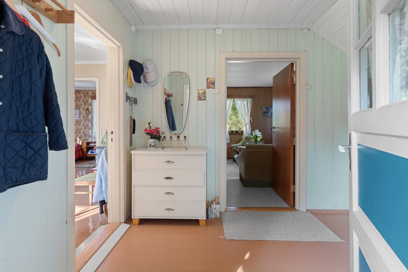 1. etasje består av yttergang med avdekt baderom, entré med mat-kott (spiskammers), stort kjøkken, forstue og stue. Galleribilde