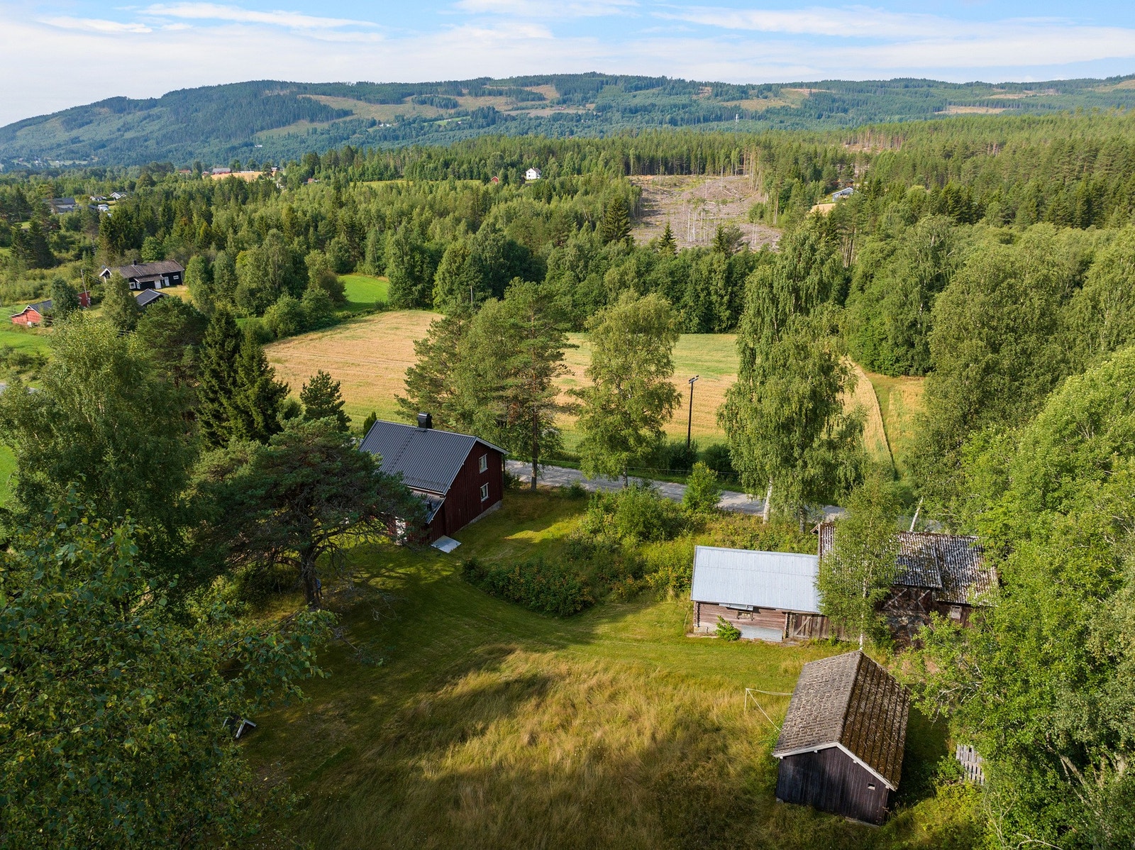 Eiendommen er romslig og utgjør til sammen ca. 22,7 dekar fordelt på 2 bruksnr. Galleribilde