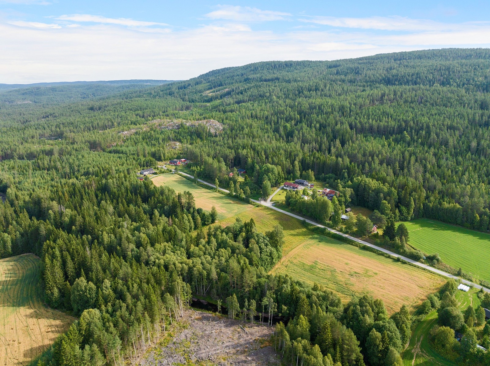 Idyllisk og fredfult, koselig sted, tilbaketrukket fra veien, nesten ingen biltrafikk, veg helt frem til huset fra Bergsætervegen (privat veg) som går forbi huset Galleribilde