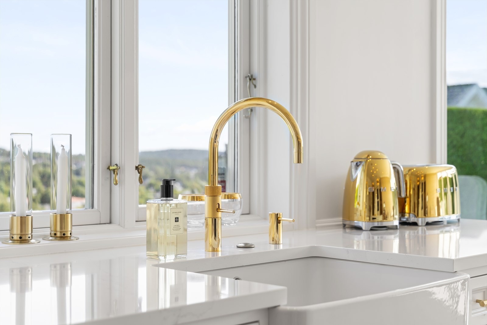 Benkeplatene er utført i 30 mm Silestone Eternal Calacotta Gold, og vaskesonen prydes av en porselensvask fra Villeroy & Boch, utstyrt med Quooker, som gir kokende vann rett fra armaturet. Galleribilde