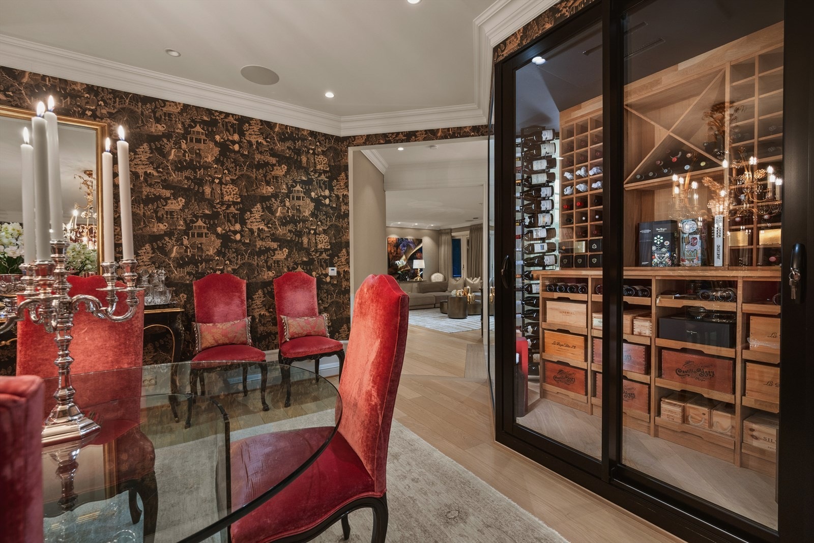 Rommets midtpunkt er det eksklusive vinrommet i glass, som er perfekt for vinentusiasten. Bygget av Vinoteca i 2020. Galleribilde