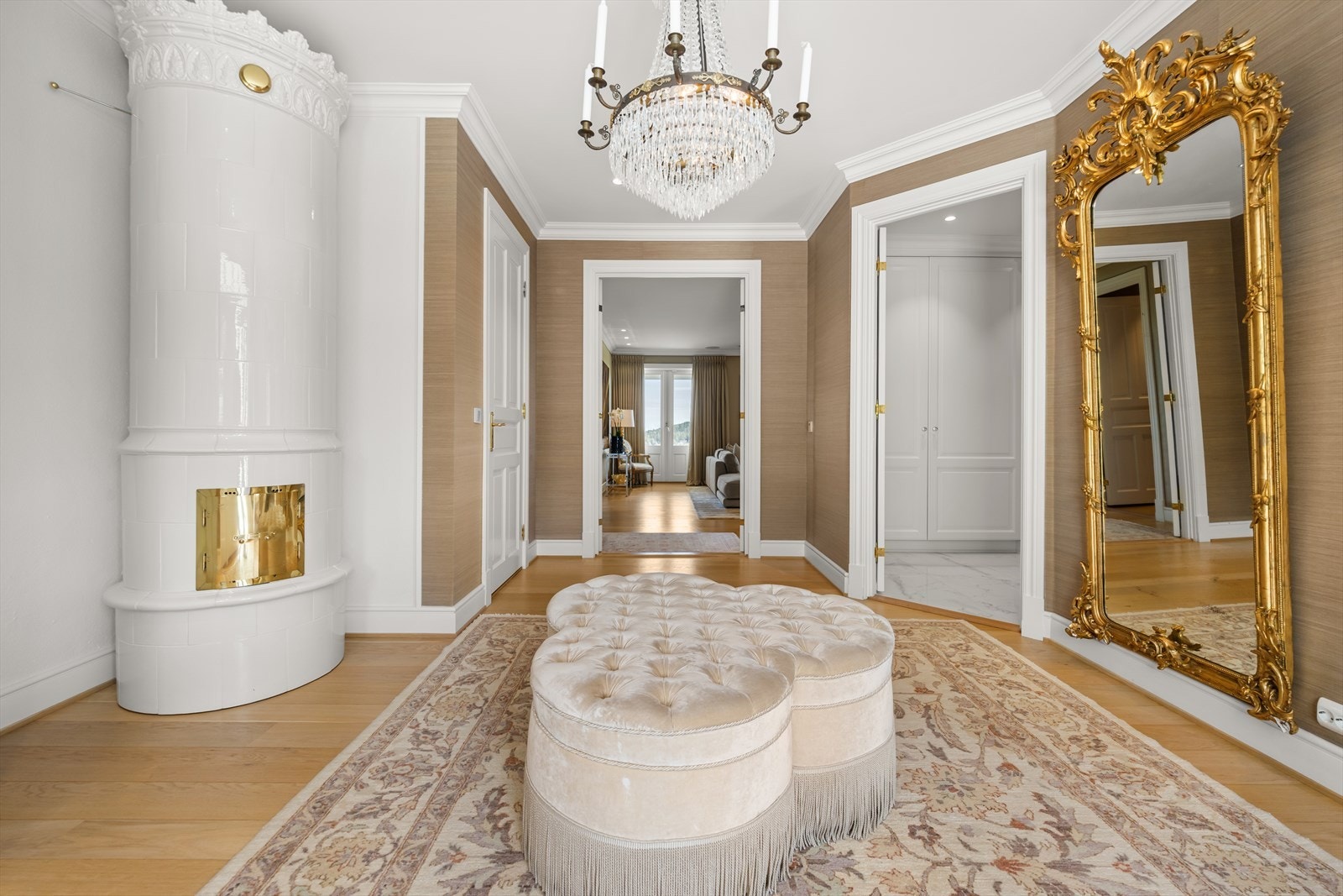 Rommet prydes av en lun tapet på veggene som passer fint mot det lyse eikegulvet, kombinert med god takhøyde og integrerte downlights. Galleribilde