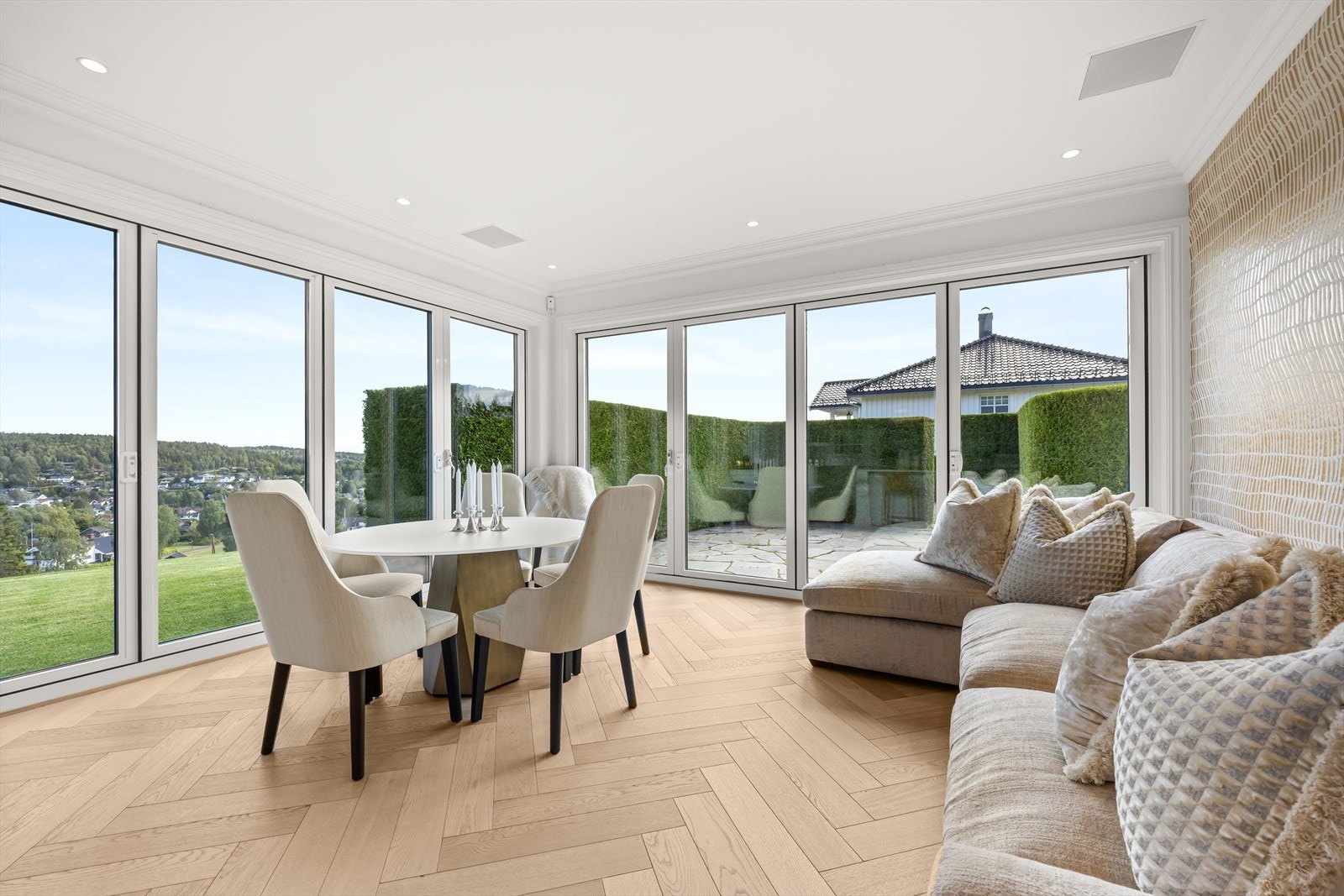 Store glassflater som kan åpnes helt opp mot uterommet. Glassflatene har tre-lags glass i aluminium med UV-filtre. Galleribilde