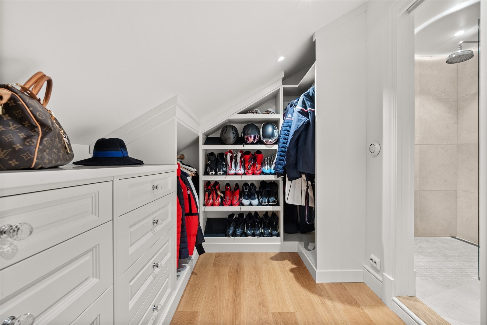 Walk-in closet har ny innredning fra JH Interiør fra 2022. Galleribilde