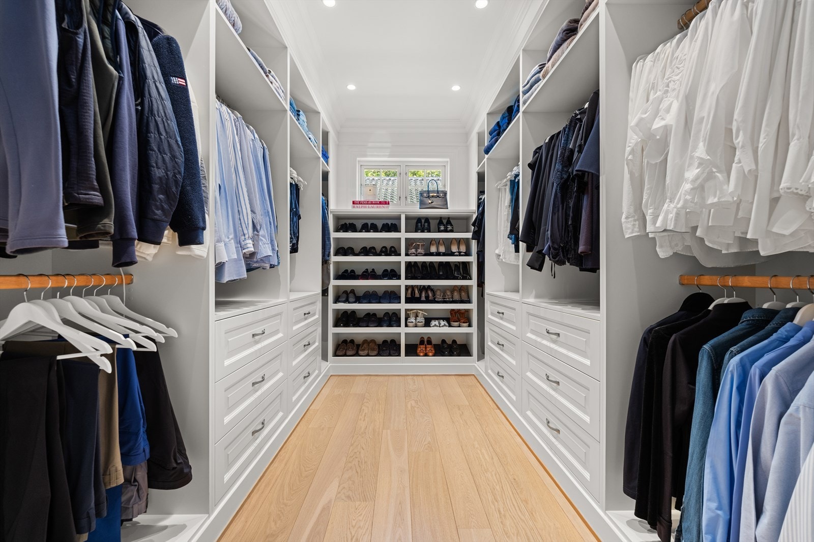 Stort walk-in closet med innredning fra anerkjente JH Interiør. Galleribilde