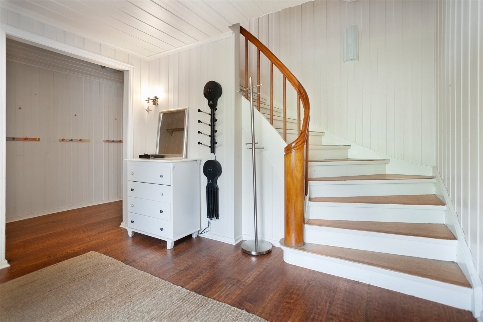 Trapperom til første etasje med hall/inngangsparti Galleribilde
